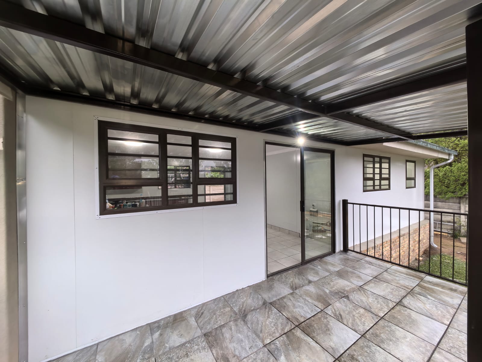 Container accommodation unit